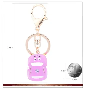Comparaison de taille d'un porte-clés voiture rose avec strass violet et fermoir doré
