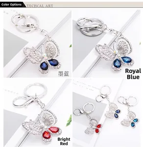 Dettaglio portachiavi a farfalla con strass nei colori blu scuro, blu pavone e rosso