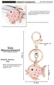 Détails du porte-clés poisson avec strass roses et dimensions montrant les mesures