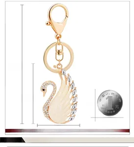 Schwan Schlüsselanhänger Gold 12,5cm im Größenvergleich mit Münze und Maßen