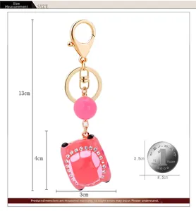 Dimensions du porte-clés voiture rose avec strass montrant une longueur de 13 cm