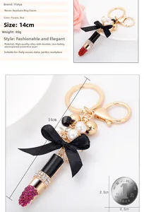 Détail du porte-clés rouge à lèvres avec nœud en soie noire, perles et strass brillants
