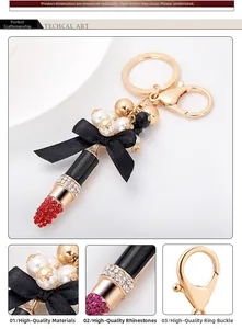 Détail du porte-clés rouge à lèvres élégant avec nœud en soie, perles et strass brillants