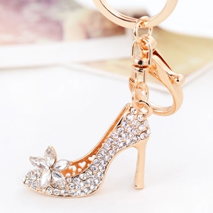 Porte-clés à talons hauts dorés avec strass étincelants et décoration florale chic