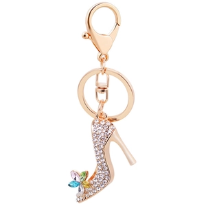 Porte-clés escarpin étincelant en métal doré avec des détails de fleurs en cristal coloré