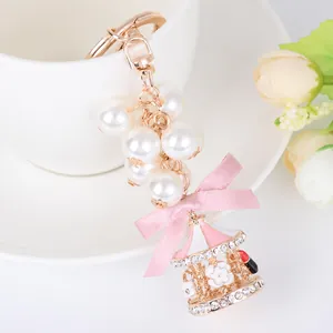 Porte-clés Carrousel Créatif Avec Fausse Künstliche Perle et Nœud en Satin Alliage de Zinc Plaqué Or Émail Strass Pendentif de Sac Femme