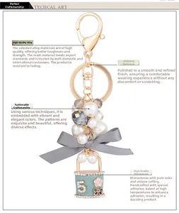 Détail du porte-clés avec nœud, perles, pendentif numéro 5 et strass brillants