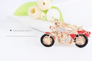 Vue détaillée du porte-clés moto doré créatif orné de strass brillants et émail