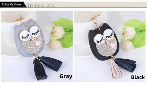 Porte-clés chouette en cuir avec strass et pompons en coloris gris et noir élégant