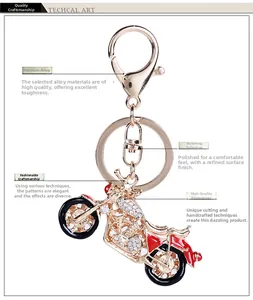 Détail du porte-clés moto doré orné de strass blancs et d'émail rouge sur fond blanc