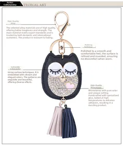 Détail du porte-clés hibou avec strass et pompons en alliage poli et cuir de haute qualité