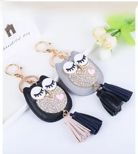 Vue détaillée de porte-clés hibou en cuir avec strass étincelants et glands colorés