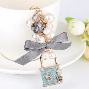 Porte-clés Nœud en Künstliche Perles d'Imitation Alliage Mode Numéro 5 Camélia Pendentif Strass pour Décoration de Sac à Main Femme