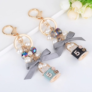 Porte-clés élégant en perles avec nœud, pendentif numéro 5 doré et breloque fleur