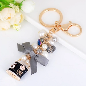 Porte-clés élégant avec nœud papillon, perles et pendentif numéro 5 pour sac femme