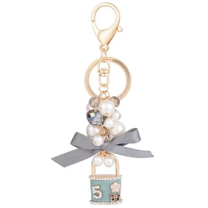 Porte-clés doré élégant avec perles, nœud gris et pendentif camélia numéro 5