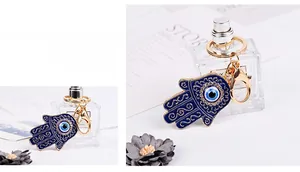 Dettaglio portachiavi Mano di Fatima con occhio greco blu e strass su base dorata