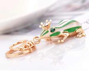 Détails de porte-clés grenouille avec couronne dorée, strass verts et émail coloré