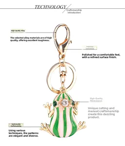 Détail porte-clés grenouille émaillée verte avec strass et fermoir doré brillant