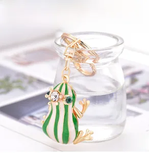 Détail du porte-clés grenouille avec rayures en émail vert et strass sur alliage doré