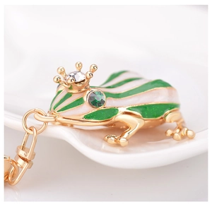 Vue macro du porte-clés grenouille avec émail vert et strass brillants sur la couronne