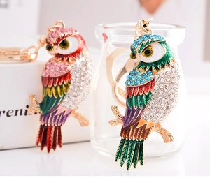 Détail des porte-clés chouettes colorés avec strass étincelants et finition émaillée