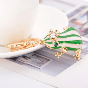 Porte-clés Prince Grenouille chic avec couronne en strass et émail rayé vert sur métal doré