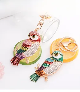 Vue détaillée de porte-clés chouette scintillants avec cristaux et ailes en émail