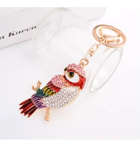 Détail du porte-clés hibou avec cristaux colorés et fermoir mousqueton doré