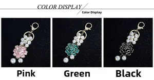 Détail des porte-clés camélia en émail et perles disponibles en rose vert et noir chic