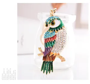 Détail du porte-clés hibou avec cristaux multicolores et finition plaqué or de luxe