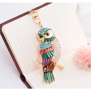 Détail du porte-clés hibou coloré avec cristaux bleus et décor de fermoir mousqueton doré