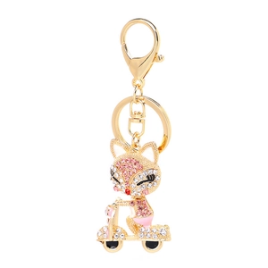 Portachiavi con volpe raffinata e strass rosa brillanti su un piccolo monopattino