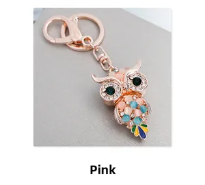 Dettaglio del portachiavi a gufo in oro rosa con pietre occhio di gatto e gancio a molla