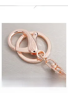 Dettaglio della chiusura a moschettone e dell'anello per portachiavi in oro rosa