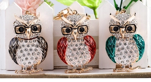 Détails de porte-clés hibou colorés avec strass brillants et ailes en émail