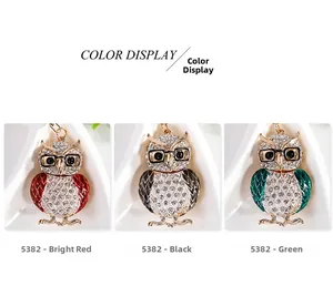 Détail des porte-clés chouette avec lunettes en cristal rouge, noir et vert émeraude