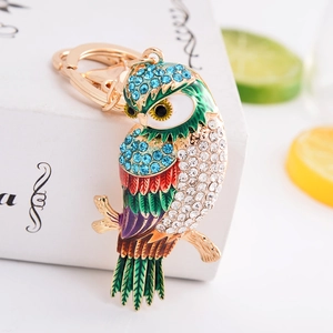 Porte-clés chouette créatif avec strass bleu ciel et émail coloré sur une branche