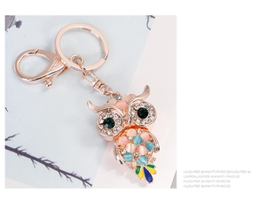 Dettaglio del portachiavi a civetta in oro rosa con opali multicolore e cristalli brillanti