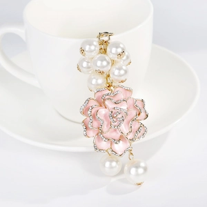 Porte-clés camélia rose en émail avec perles et détails en strass étincelants