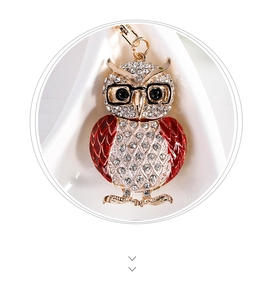 Détail du porte-clés hibou avec ailes en émail rouge, alliage doré et strass brillants