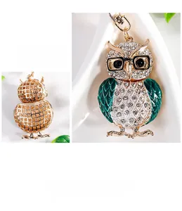 Détails du porte-clés hibou avec ailes en émail vert et cristaux blancs étincelants