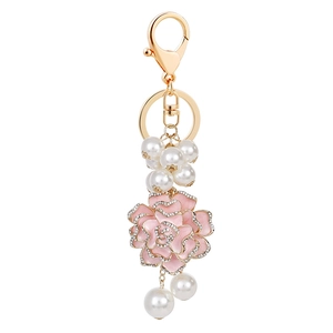 Porte-clés camélia en émail rose avec strass blancs et perles sur alliage doré