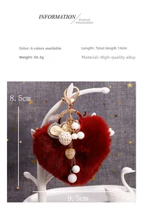 Détail d'un porte-clés en peluche cœur avec mousqueton doré et pendentif gravé Love