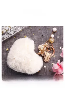 Détails porte-clés cœur en peluche blanche avec pendentif doré I Love You et perles