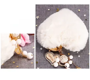 Détail d'un porte-clés cœur en peluche blanche avec pendentif gravé I Love You et perles
