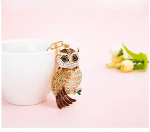 Vue détaillée du porte-clés hibou doré orné de strass brillants et de finitions émail