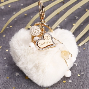 Porte-clés cœur en peluche blanche avec fermoir doré et pendentif cœur pour sacs chic