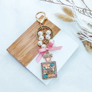 Portachiavi a Forma di Boccetta di Profumo con Fiocco in Raso Rosa e Künstliche Perle Finte Lega Strass Ciondolo per Borsa Donna