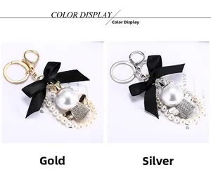 Detailansicht der Perlen-Engel-Schlüsselanhänger in Gold und Silber mit Samtschleife